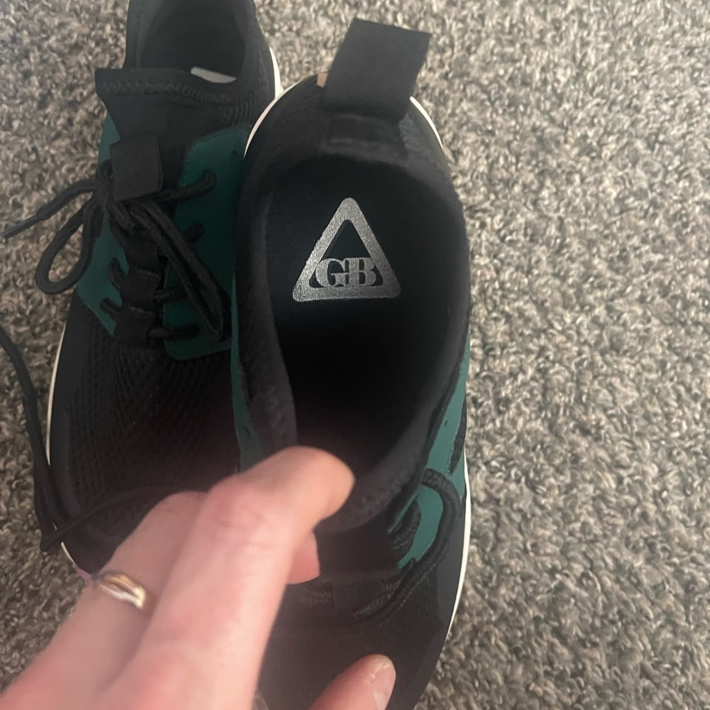 Gianni tennis shoes, bought at dólares, have never been worn